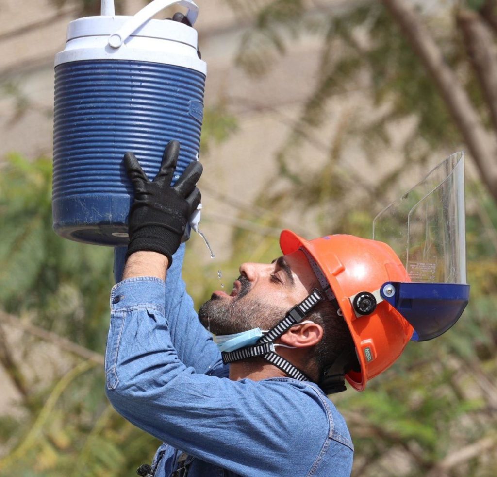 עובד חברת החשמל בפעולה