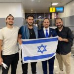 תמונה משדה התעופה באבוג׳ה לפני ההמראה לארץ מימין: דוד בנעים, יותם קריימן, סגן השגריר באבוג׳ה, רודי רושמן ואנדרו ליבמן