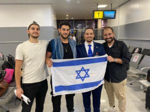 תמונה משדה התעופה באבוג׳ה לפני ההמראה לארץ מימין: דוד בנעים, יותם קריימן, סגן השגריר באבוג׳ה, רודי רושמן ואנדרו ליבמן