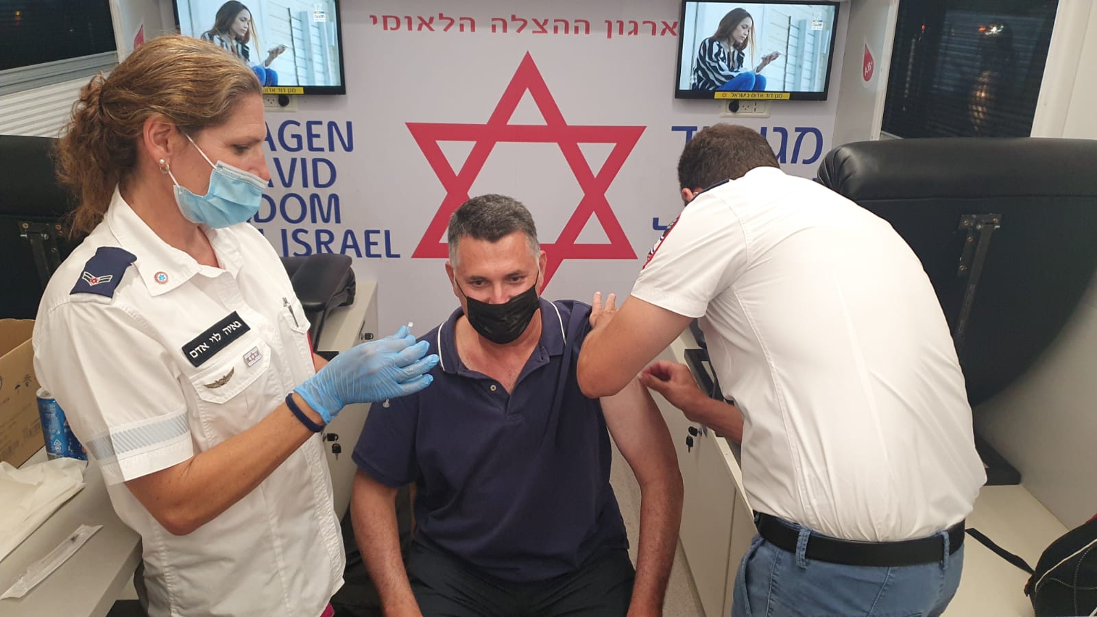 שר המשפטים גדעון סער מתחסן אמש