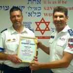 מנכ״ל מד"א מעניק את תעודת המתנדב המצטיין ליוסי רוזנברג