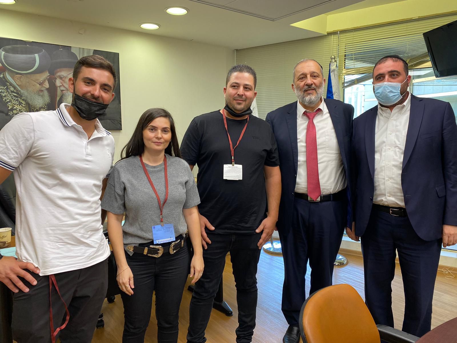 יו"ר שס אריה דרעי עם קבוצת המאבק לשחרור האסי