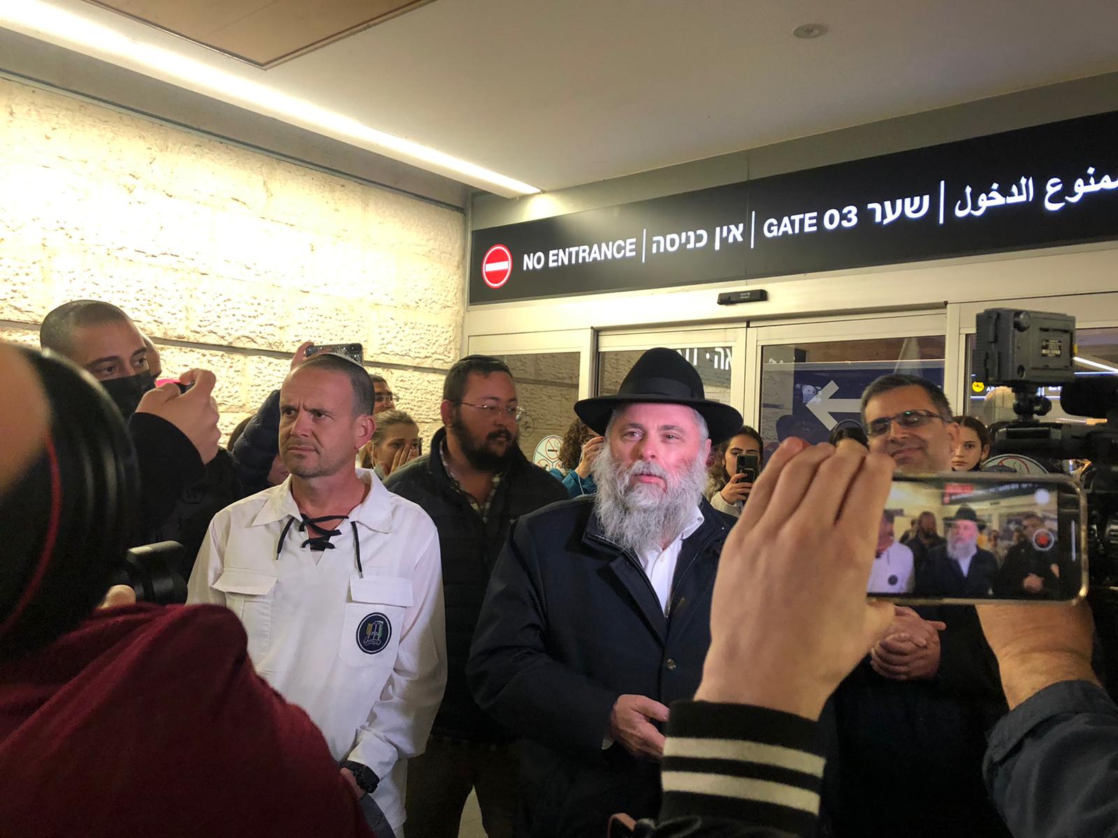 רבה הראשי של אוקראינה הרב מרקוביץ׳ בנמל התעופה