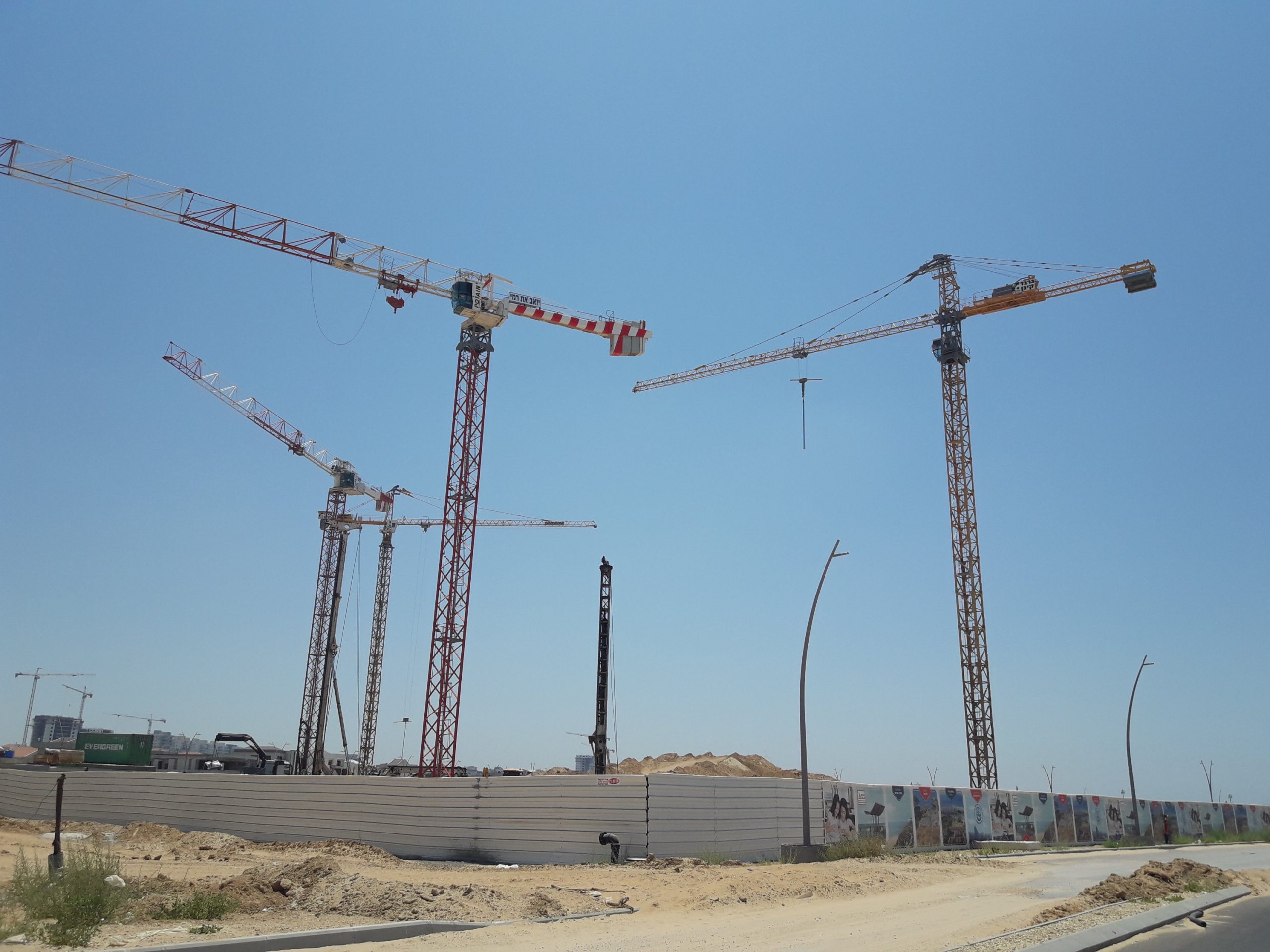 מדד המחירים לצרכן ירד - מנופים באתר בנייה, צילום: אודי דוד בן דוד