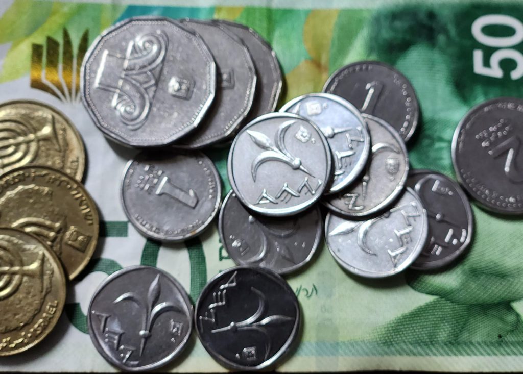 כספי מיסים - מטבעות ושטר של חמישים שח, צילום: אודי דוד בן דוד