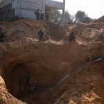 פיר מנהרה בעזה ממנו מחבלים יצאו. משפחות מחבלים יקבלו כסף? צילום: דובר צה"ל