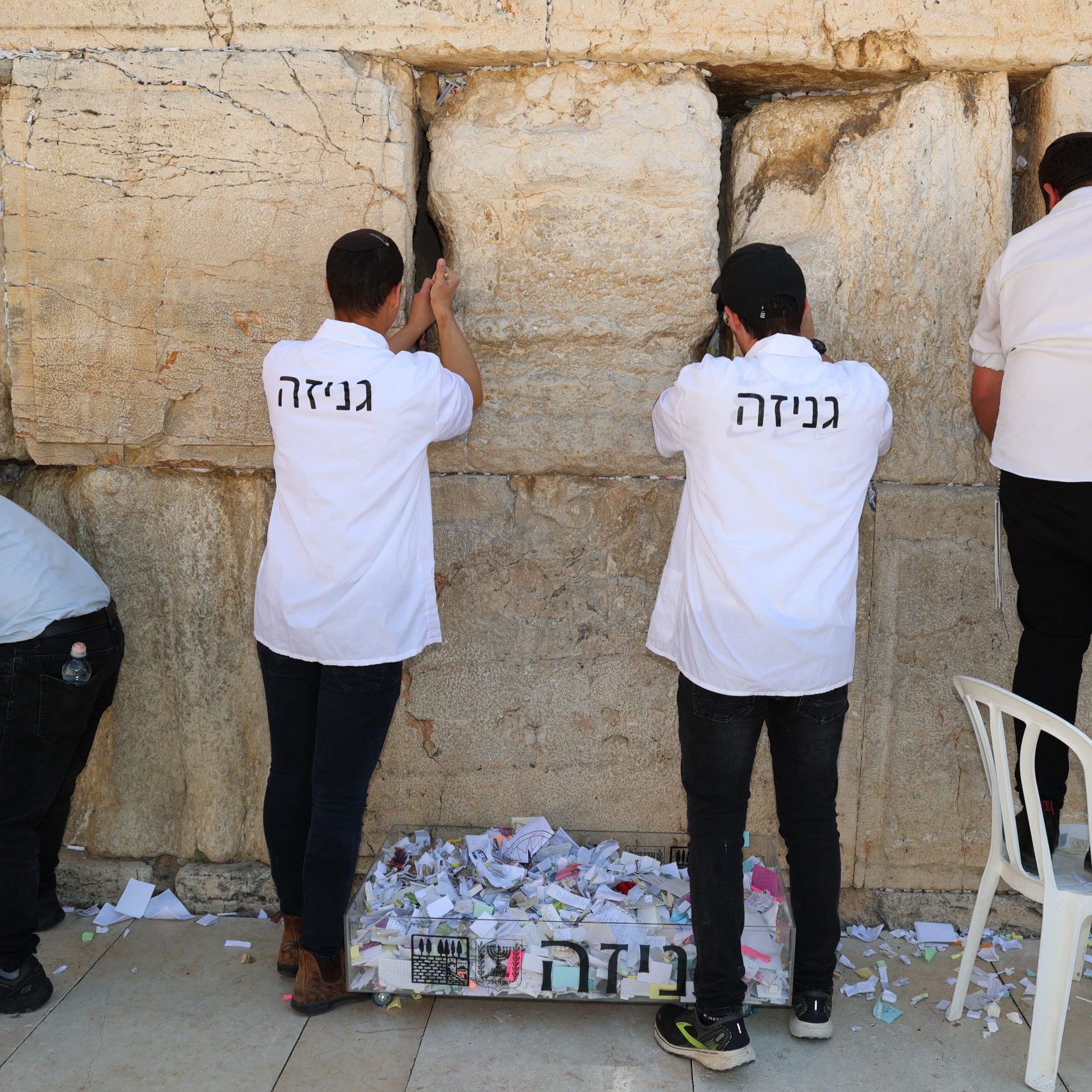 פינוי פתקי הכותל לגניזה