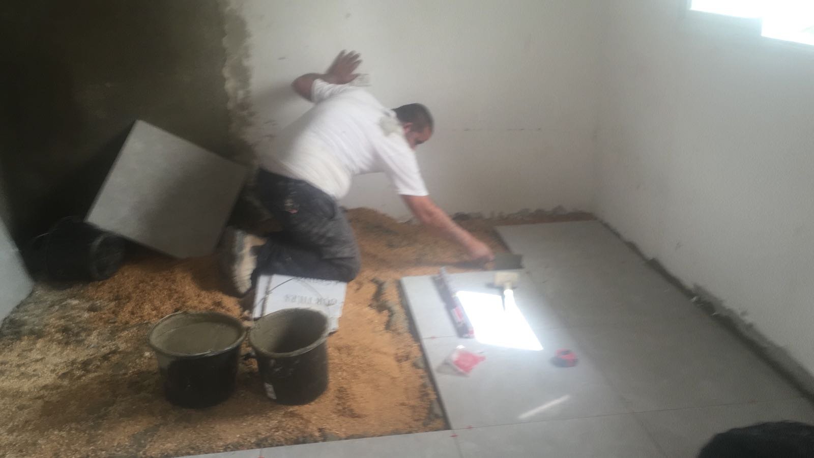 סיוע לבניית ממ"ד, אילוסטרציה: פועל בניין - צילום: אשקלנייעס