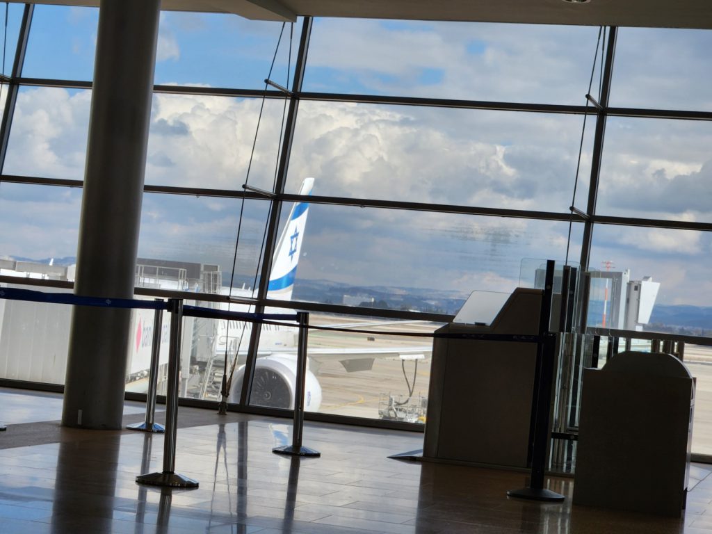 נמל התעופה בן גוריון, ברקע - מטוס אלעל ויישובים סמוכים. צילום: אודי דוד בן דוד