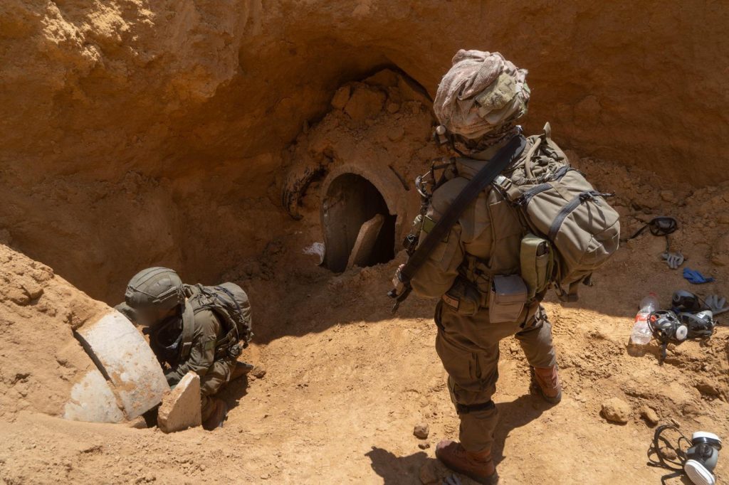 הלוחמים בכניסה למנהרה בה נמצאו החטופים, צילום: דובר צה"ל