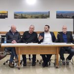 השר יצחק וסרלאוף עם ראשי הרשויות. מענקים לתושבי הדרום והצפון. צילום: דוברות