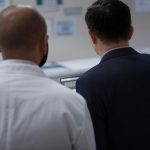 רופא העלים מס, צילום אילוסטרציה באמצעות גרוק: אודי דוד בן דוד