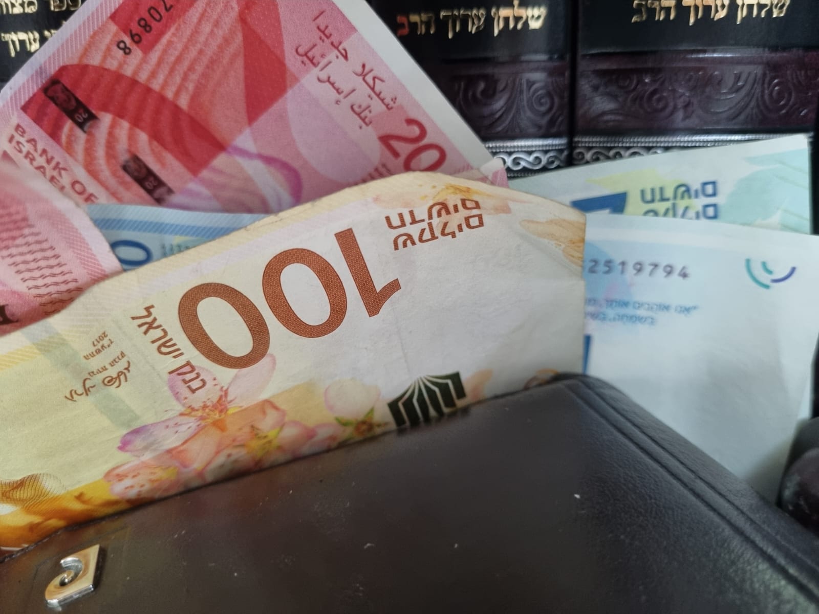 נפרדים ממזומן? פתחו את הקניות בערב פתח עם שיאים חדשים, אילוסטרציה - שטרות כסף ישראל וארנק - צילום: אודי דוד בן דוד