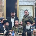 האלוף דוד זיני עם חברו, יו"ר 'עזר לחייל' הרב אליהו גוטמן שליט"א באירוע י"ט כסלו בכפר חב"ד. צילום: