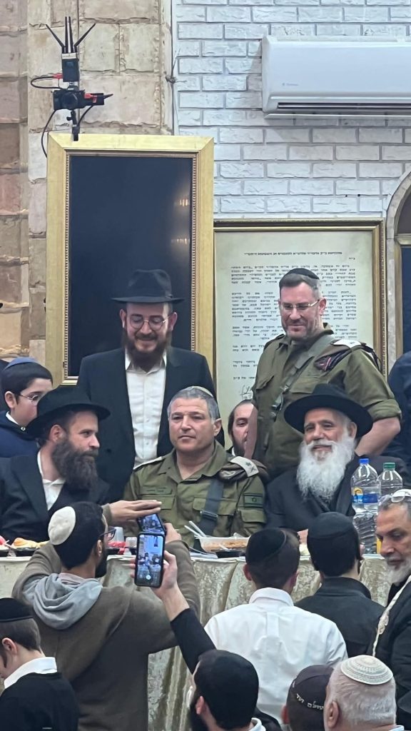 האלוף דוד זיני עם חברו, יו"ר 'עזר לחייל' הרב אליהו גוטמן שליט"א באירוע י"ט כסלו בכפר חב"ד. צילום: