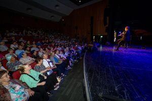 מאות שורדי שואה התכנסו בגני תקווה לאירוע מרגש בחג השבועות צילום: קונסטנטין גרוסמן