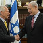 סטנלי פישר ז"ל עם יבדל"א רה"מ בנימין נתניהו, צילום ארכיון: עמוס בן גרשום, לע"מ