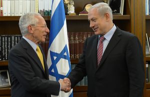 סטנלי פישר ז"ל עם יבדל"א רה"מ בנימין נתניהו, צילום ארכיון: עמוס בן גרשום, לע"מ