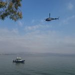 אילוסטרציה של כוח השיטור הימי ומסוק בפעילות בכנרת. צילום: דוברות המשטרה