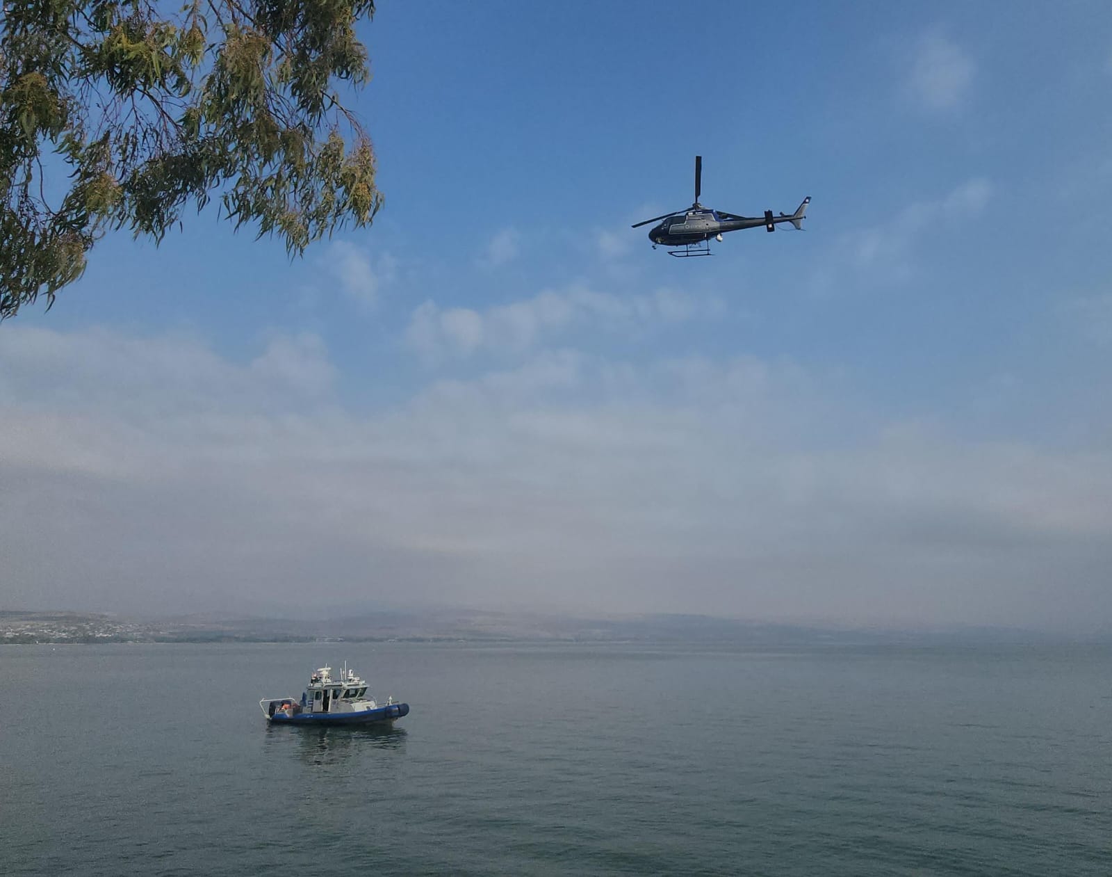 אילוסטרציה של כוח השיטור הימי ומסוק בפעילות בכנרת. צילום: דוברות המשטרה