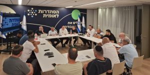 ישיבת החירום של ארגון נהגי התחבורה הציבורית וההסתדרות הלאומית לפני זמן קצר. צילום: טנא תקשורת