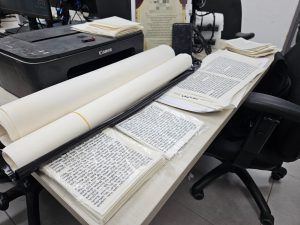 תמונות הממצאים שנתפסו בבית החשוד צילום: דוברות המשטרה