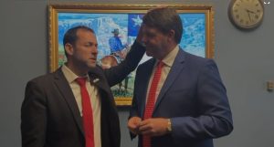 ראש מועצת שומרון מברך את יו"ר וועדת התקציב בקונגרס האמריקני. צילום: מועצה אזורית שומרון