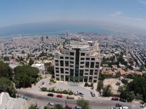 מלון קראון פלאזה על רקע נוף מפרץ חיפה. צילום: מ.ל.ת