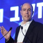 נאומו של אילן רום. צילום: תדמית הפקות