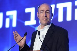 נאומו של אילן רום. צילום: תדמית הפקות