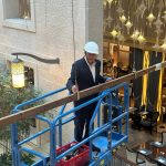 אבנר און מנכל וולדורף אסטוריה בודק את העבודות המתקיימות לבניית הסוכה. צילום: אורטל חזן.