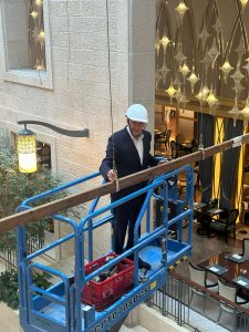 אבנר און מנכל וולדורף אסטוריה בודק את העבודות המתקיימות לבניית הסוכה. צילום: אורטל חזן.