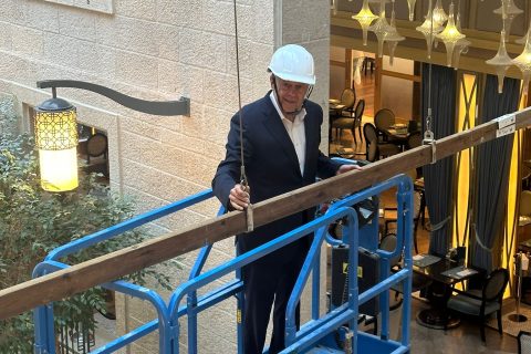 אבנר און מנכל וולדורף אסטוריה בודק את העבודות המתקיימות לבניית הסוכה. צילום: אורטל חזן.