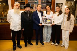 ממעמד הסליחות הלילה ברחבת הכותל המערבי צילום: הקרן למורשת הכותל המערבי