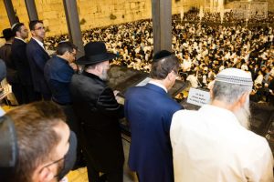 ממעמד הסליחות הלילה ברחבת הכותל המערבי צילום: הקרן למורשת הכותל המערבי
