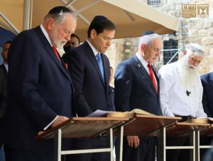 נושאים תפילה עם השגריר