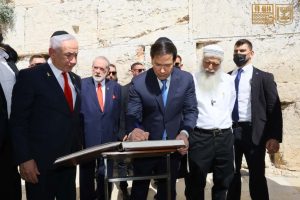 חותם בספר האורחים