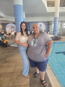 בתמונה- שירה איפרגן מנהלת הולמס פלייס אשדוד ואריק חי